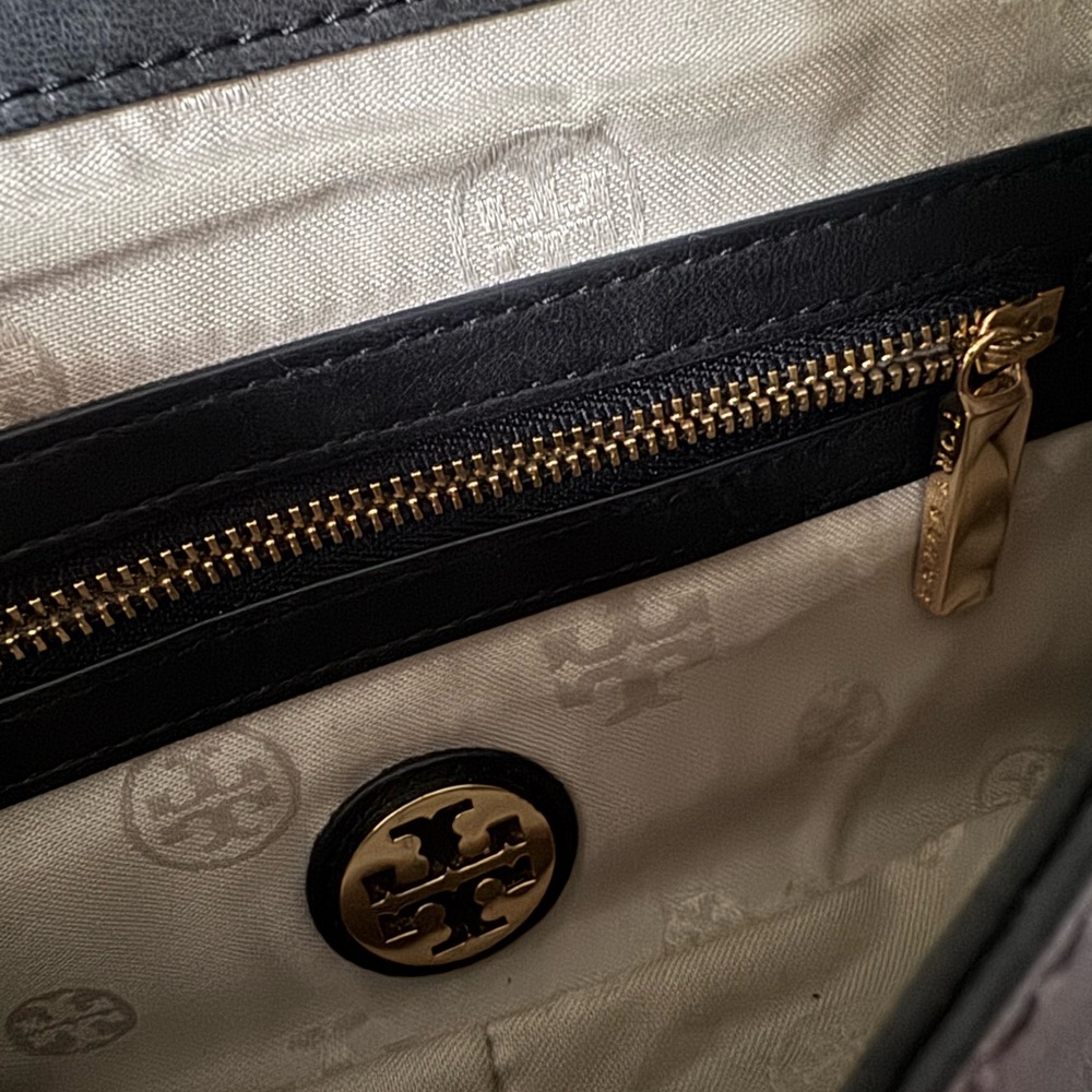 Tory Burch Black Leather Shoulder Bag with Gold Chain - Picture 5 of 9